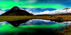 Espetacular Aurora boreal na Islandia. Paisagem nocturna de mara